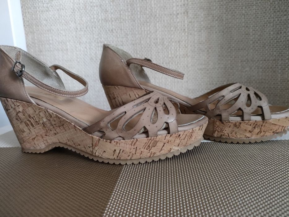 Босоножки на танкетке.