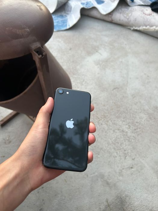 Продам iPhone SE 2020