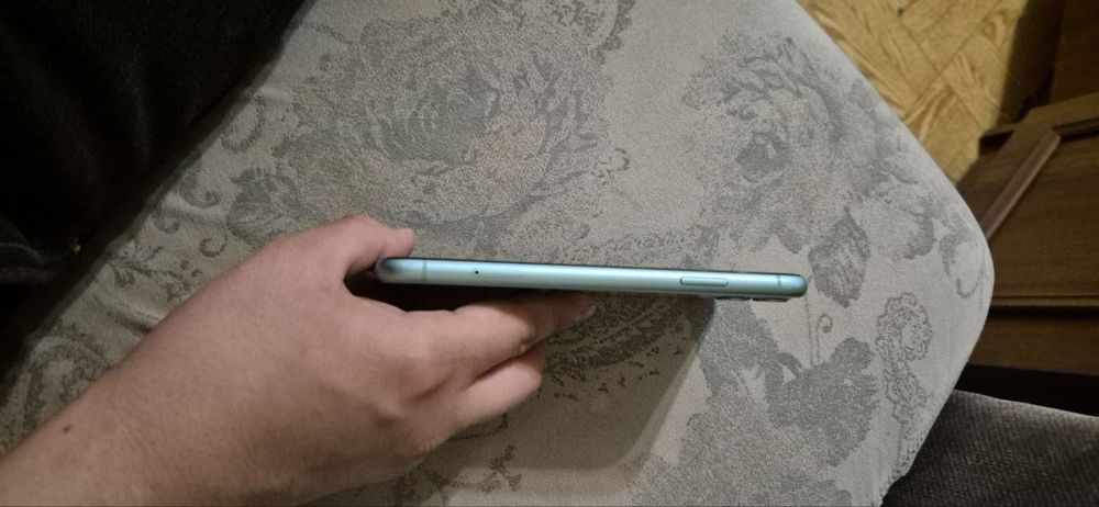 Продам айфон 11 на 64 гб батарея 77