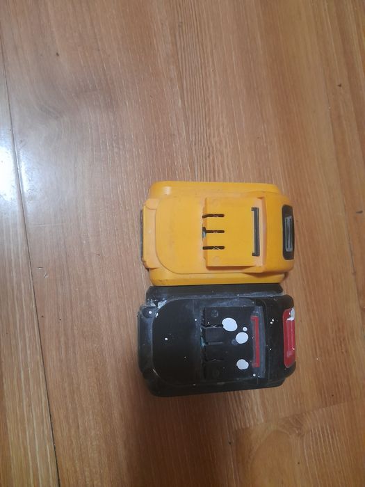 Vând 2 acumulatori se dau doar ompreuna preț 120