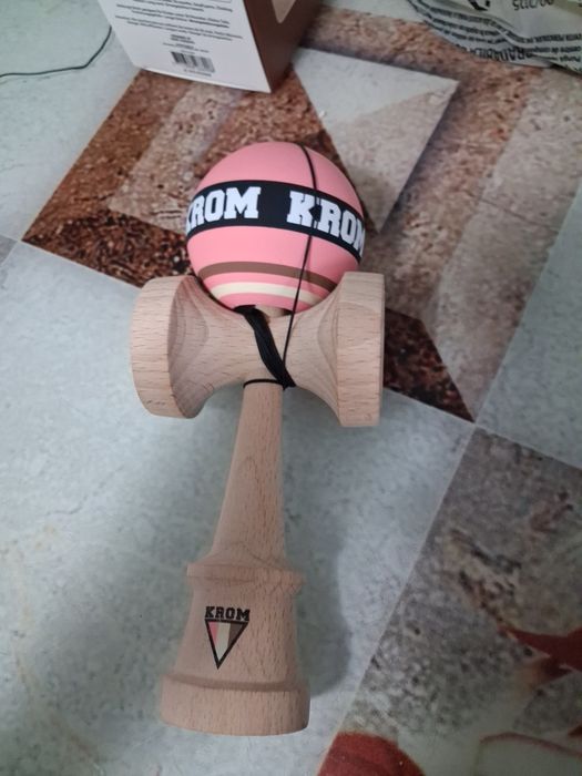 Kendama strogo napolitan.