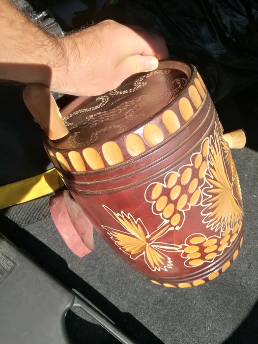 Дървено декоративно буренце с дърворезба,оцветяване и рисунки.