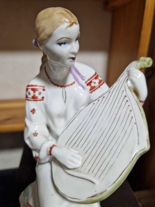 Продаётся статуэтка СССР, девушка бандуристка, ЗХК.