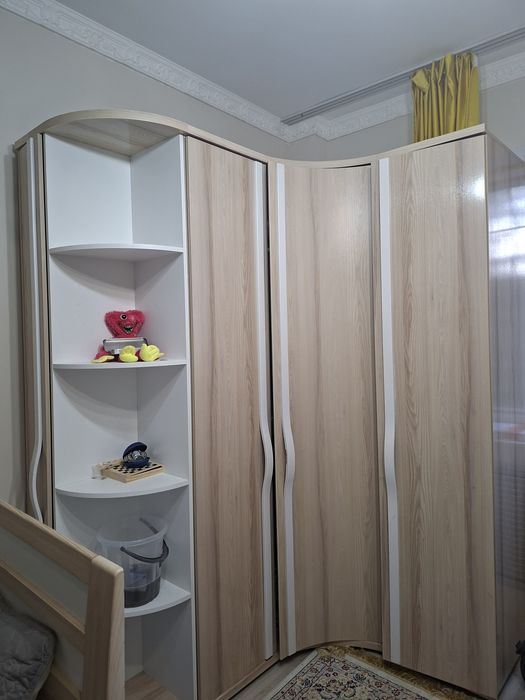 Шкаф, сурма и рабочий стол