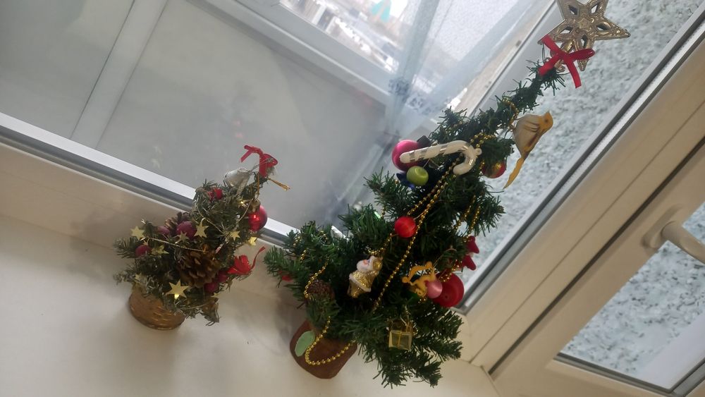 Продам настольные ёлочки вместе с игрушками