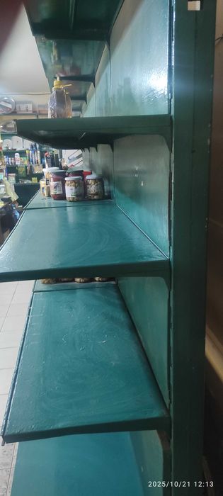 Метални рафтове от хранителен магазин