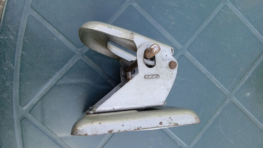 Продавам стар ретро перфоратор