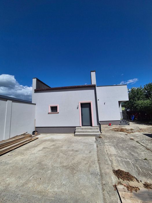 Casa si teren  de vânzare