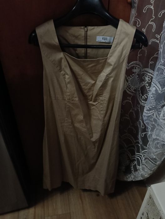 Rochii pe corp negru și bej