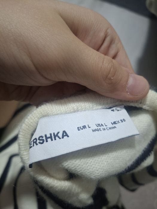 Pulover in dungi cu guler V