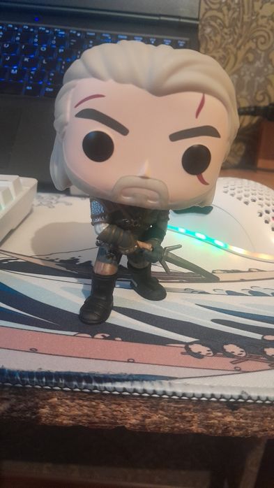 фигурка Геральта из игры ведьмак