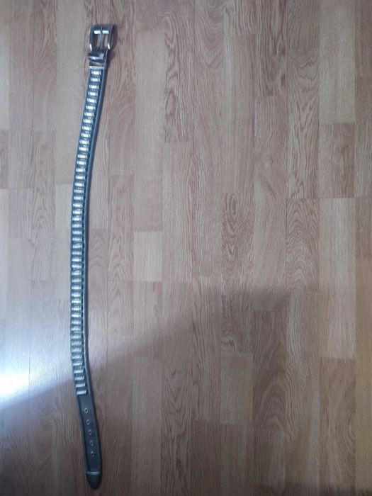 Vând curea cu model de gloanțe.