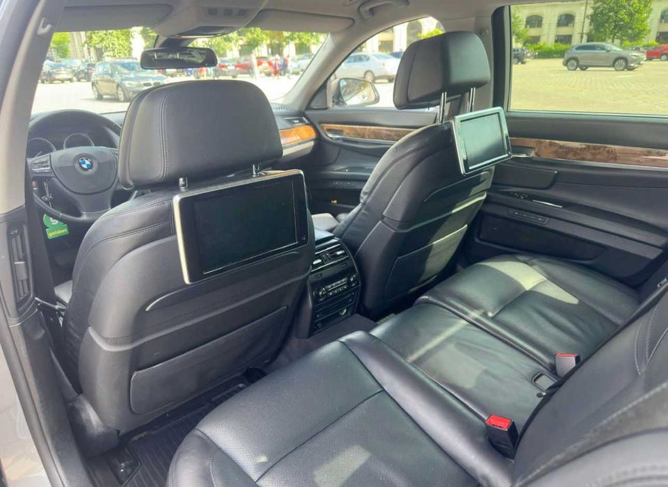 BMW Seria 7 2015 | 3.0 Diesel | 4x4 xDrive | Complectați 4 Butoane