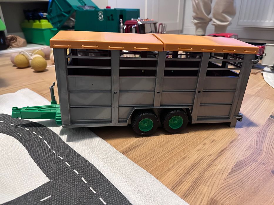 Bruder - Remorca Pentru Animale Cu O Vita