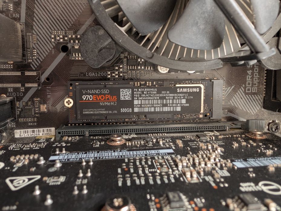 Компютър Intel (R) core (TM) i3-10100 CPU  3.60 GHz 32 RAM NVIDIA