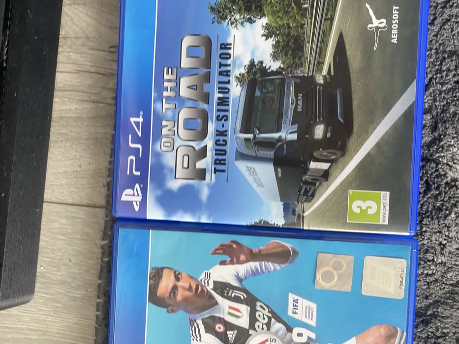 Vand PlayStation 4 + volan de gaming krom + pedale + 5 jocuri