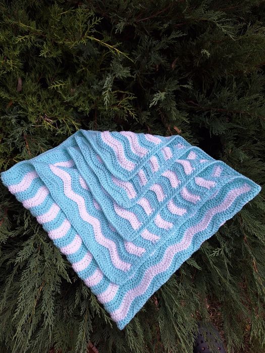 Бебешка пелена изплетена на една кука от анти-пилинг прежда