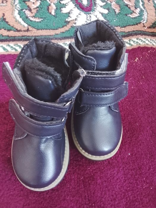 Продам детский комбинезон и обувь