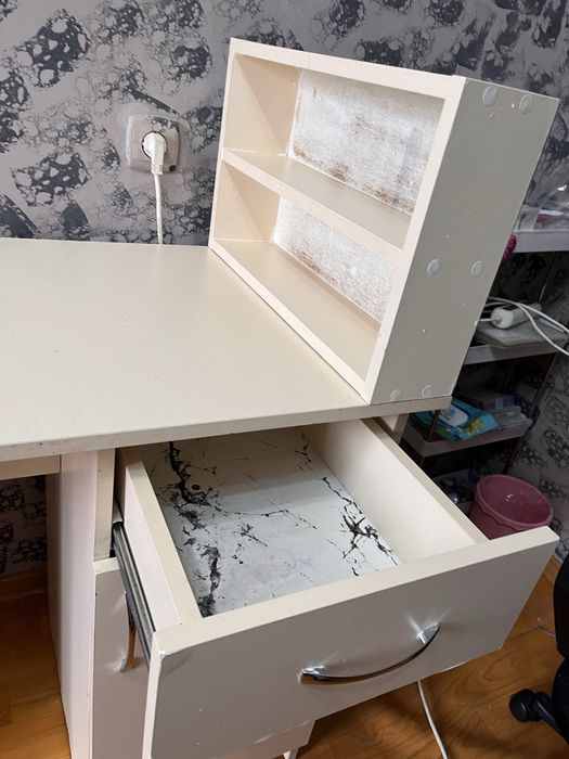 Стол маникюрный в хорошем состояние