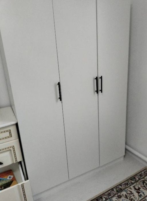 Продам шкаф белый распашной срочно
