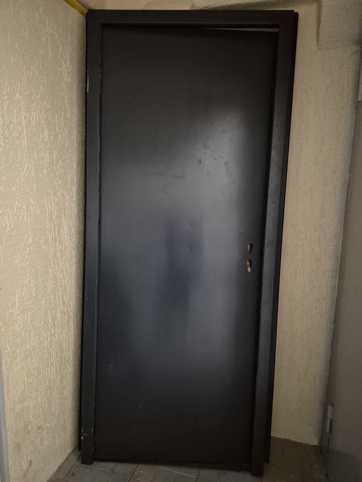 Железный заводской дверь