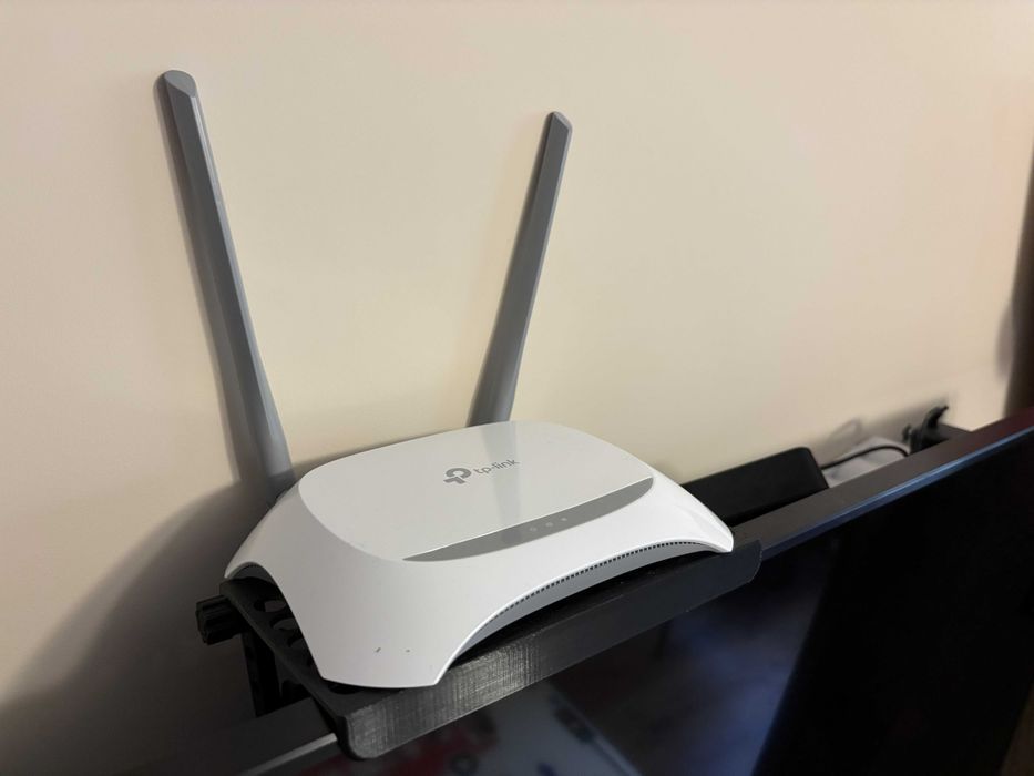 Стойки за TV приемник,рутер и дистанционно