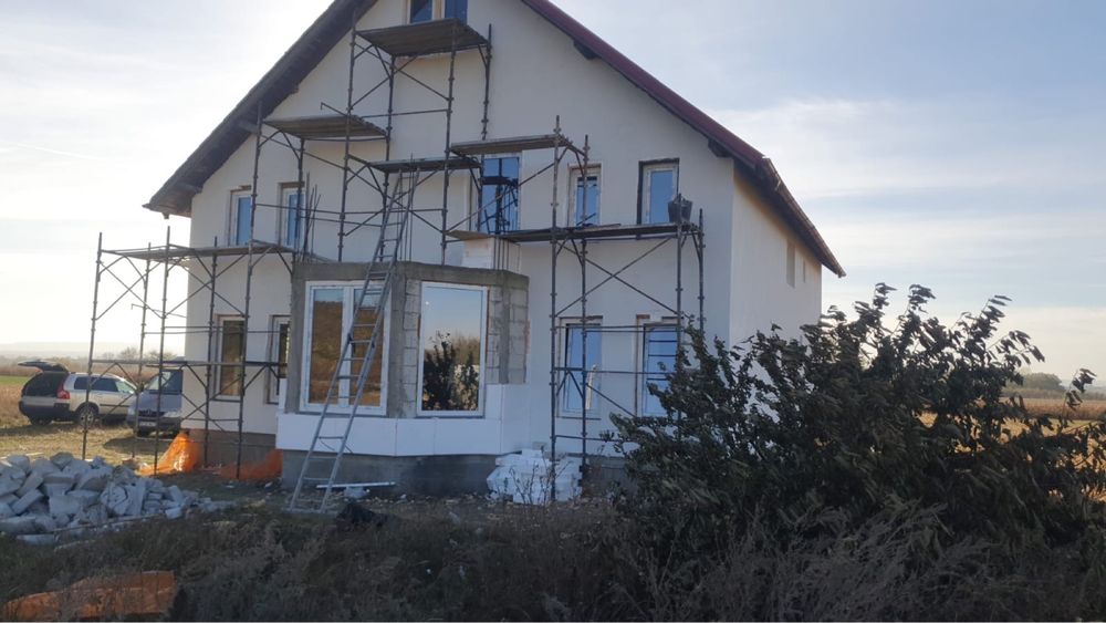 Casa cu etaj de vanzare 4500 mp utili din care 250 mp casa  Icuseni
