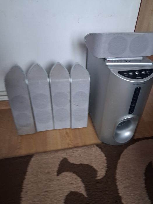 Subufar cu boxe și telecomanda.