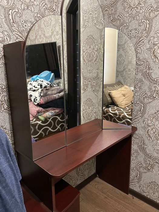 Туалетный столик трюмо с зеркалом