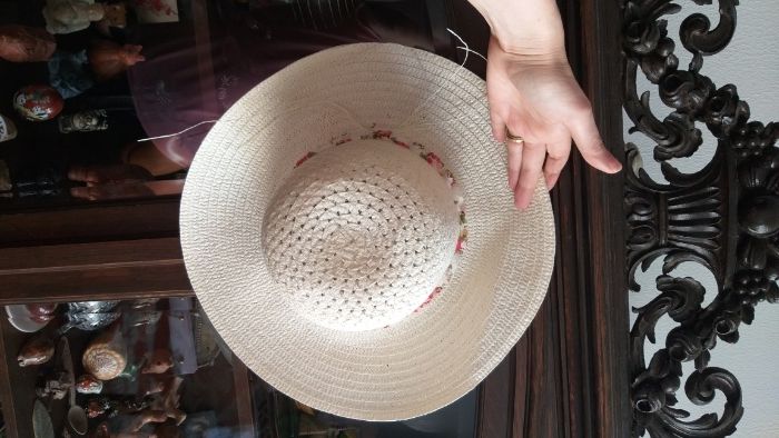 Palărie de soare albă cu fundă cu model floral. Madame Briolette.