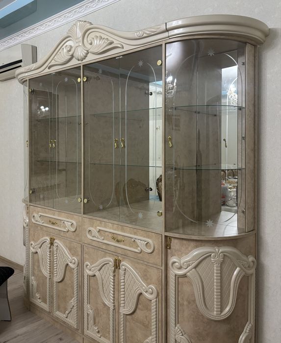 Стеклянный сервант