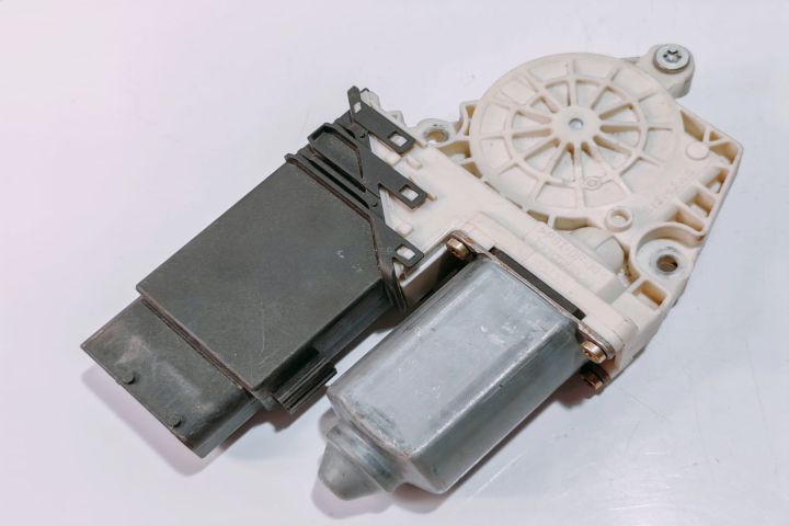 Motoras macara dreapta fata  9776105415301 / F005S00058 Volkswagen VW