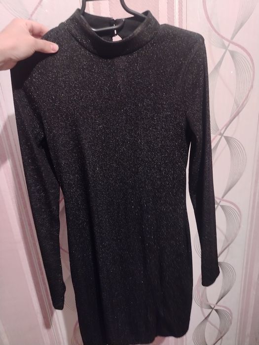 черное блестящее платье с длинными рукавами