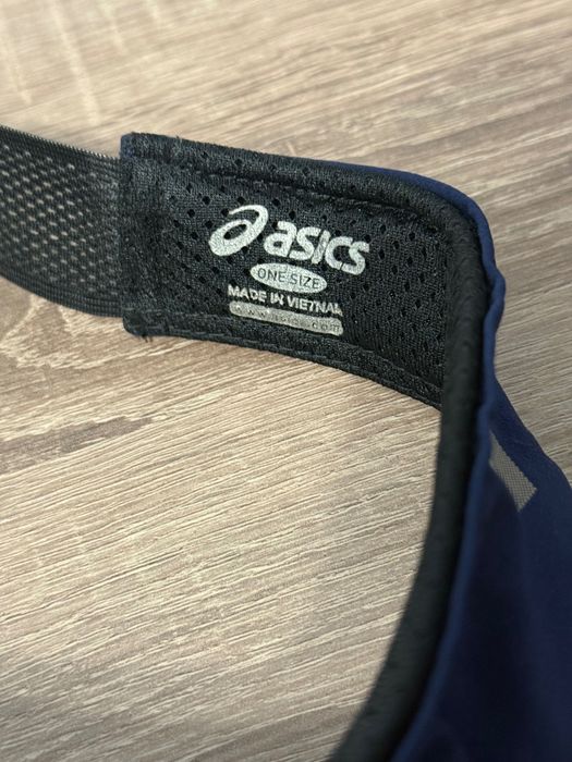 Козырек asics для бега