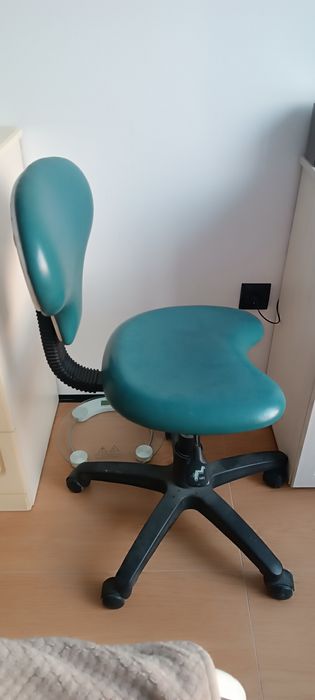 Стул на колесиках