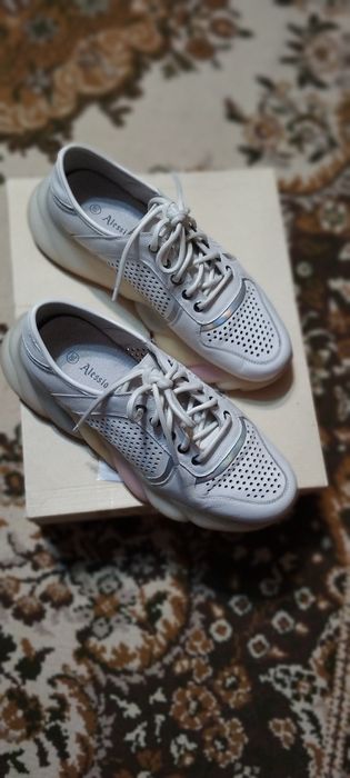 Кроссовки женские