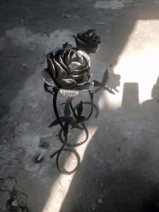 Ручная работа розы из металла