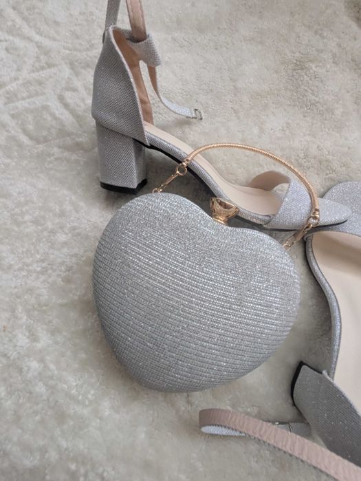 Продавам сандали и чанта