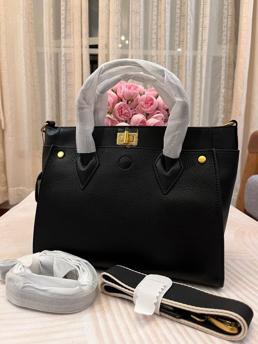 Имеется Фабричная, кожаная сумка!