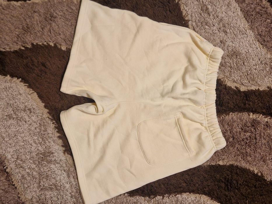 Кремавожълти къси панталони на Essentials