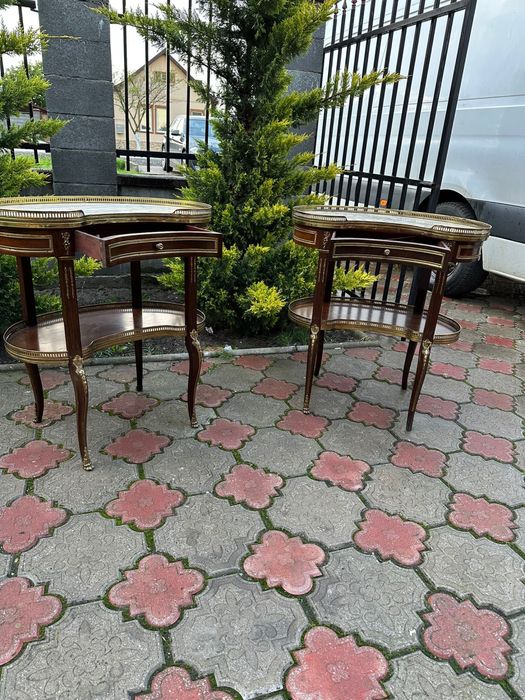 Doua masute deosebite din lemn cu blat marmura si elemente bronz