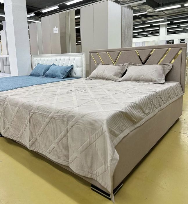 Двуспальная кровать