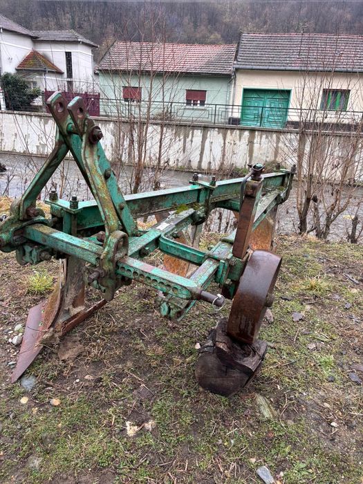 Vând Tractor U 650 și plug