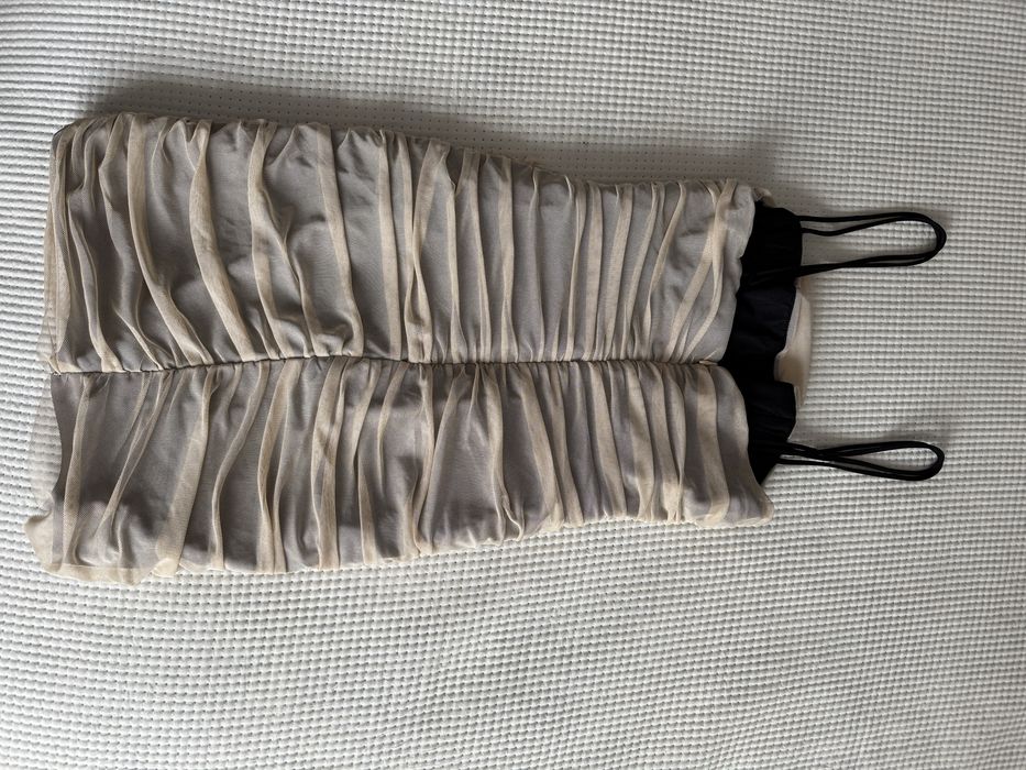 Елегантна къса рокля в нежен бежово-златист нюанс