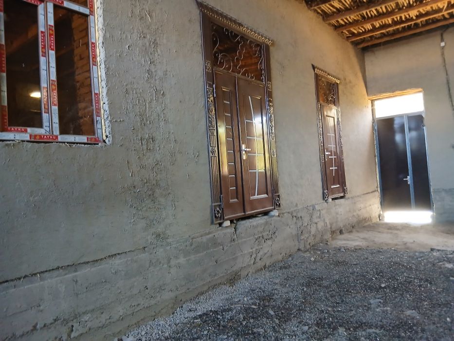 Karmana tumanida hovli sotiladi