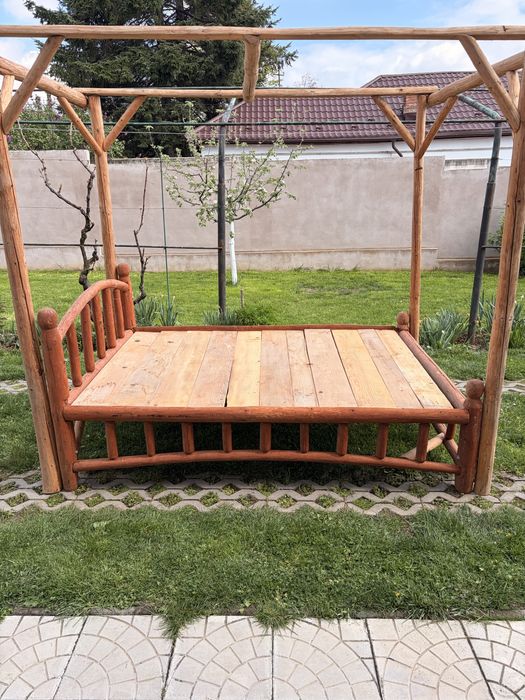 PAT din lemn cu baldachin