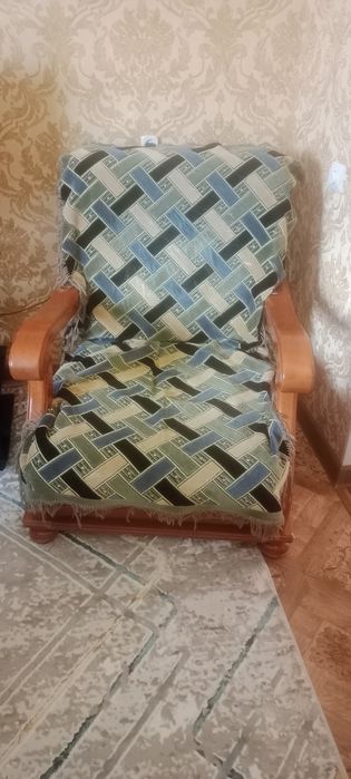 Продаётся б/у диван кресло стол стулья и ковры.