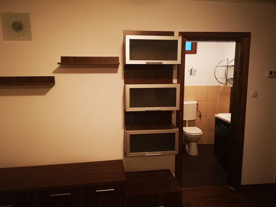 Inchiriez-apartament 2 camere-în vila/la curte.