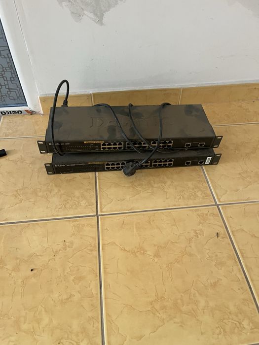 Switch D-Link Des-10266 are 24 porturi,detin 3 bucati la fel
