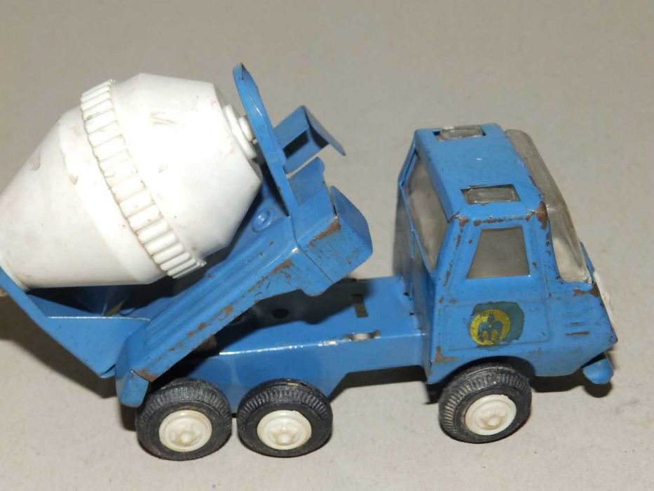 Стари детски играчки на различни цени